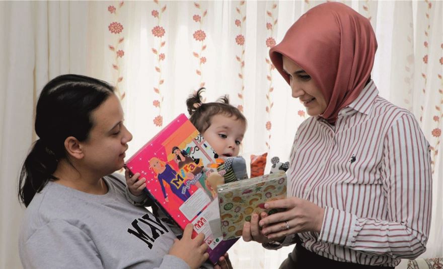 VALİ KÜBRA GÜRAN YİĞİTBAŞI DEPREMZEDE AİLELERİ ZİYARET ETTİ