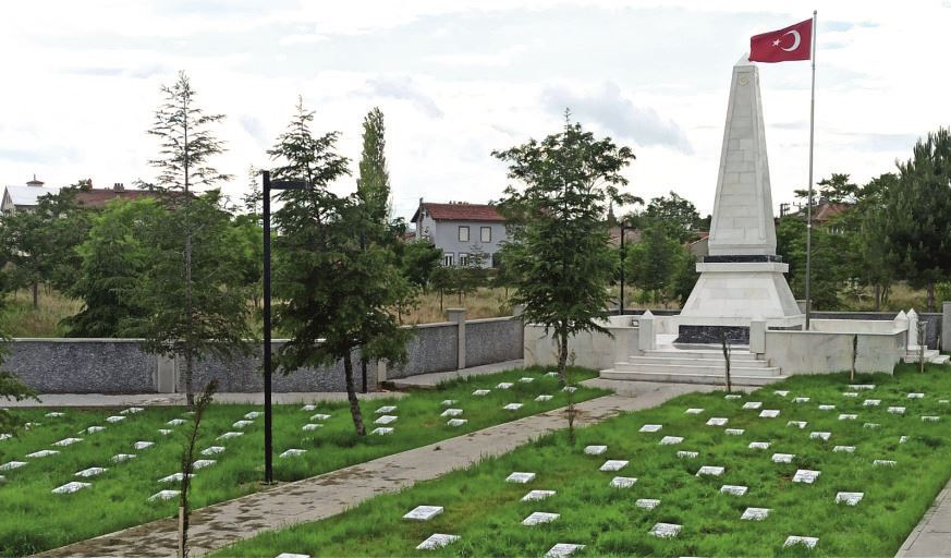 LÜTFEN SESSİZ VE SAYGILI OLUN  ÇÜNKÜ BURADA ŞEHİTLERİMİZ YATIYOR 